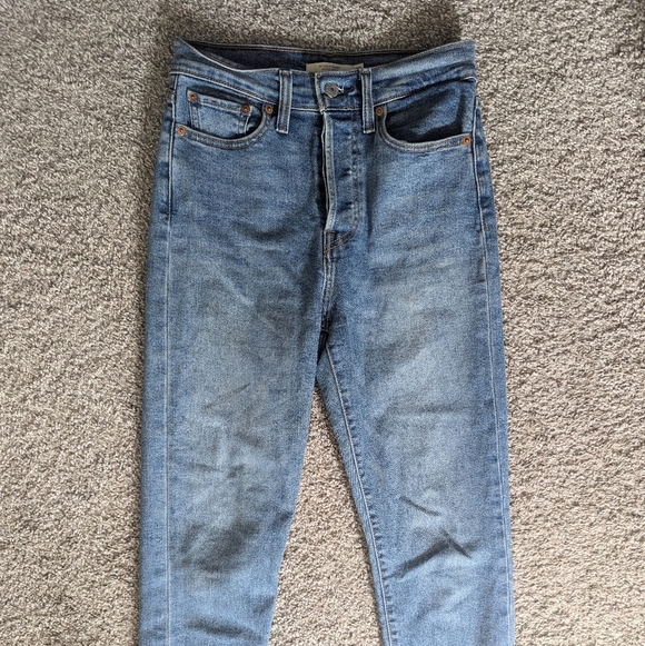 Levi Wedgie Straight Fade Medium Wash High-Rise Cropped Jeans - Picture 2 of 8